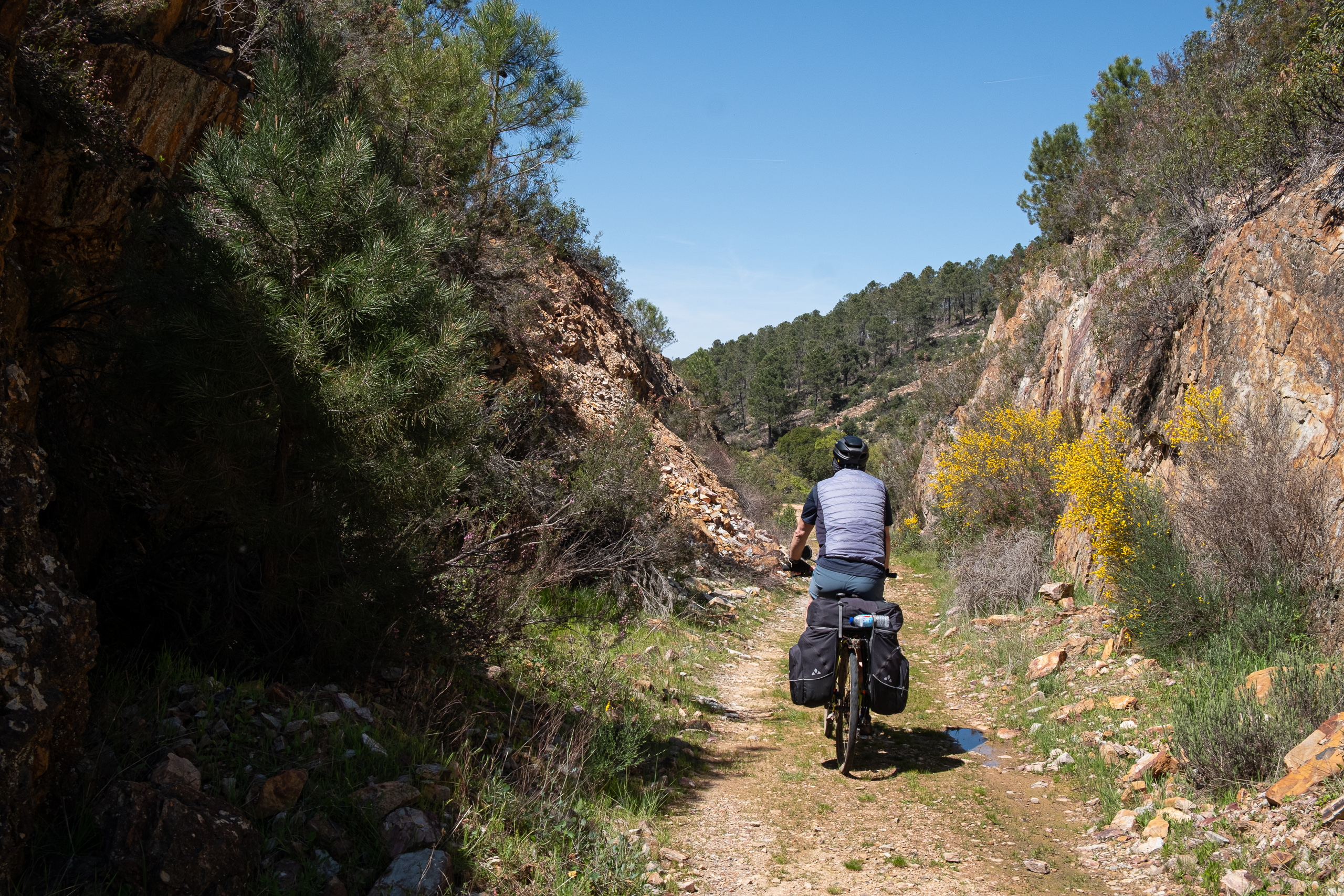 Durch eine enge Felsschlucht auf der Via Verde